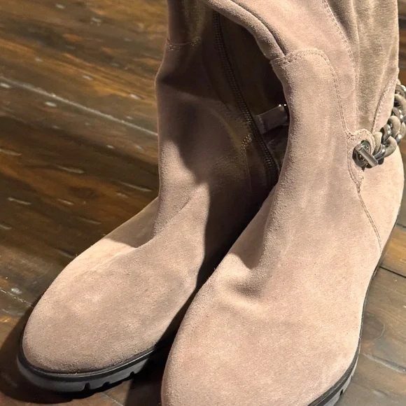 Karl Lagerfeld-Stylish Tan Over the Knee Leather Boots with Chain Accent - Picture 7 of 7